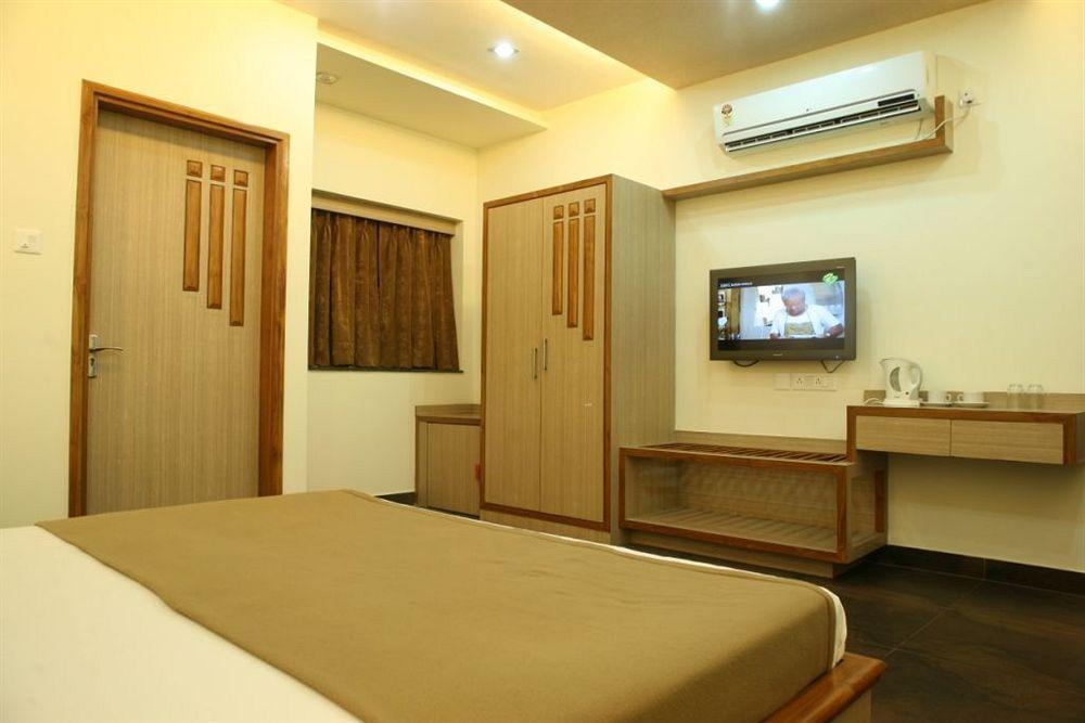 Hotel Trimoorti Kolkata Bagian luar foto
