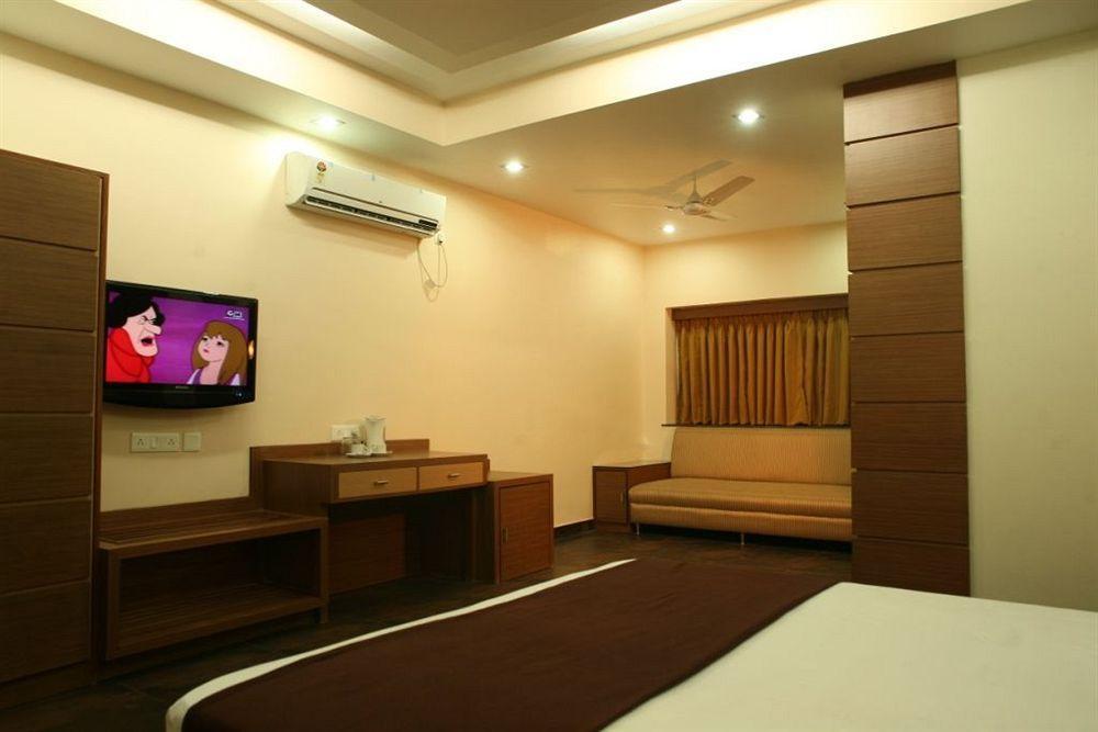 Hotel Trimoorti Kolkata Bagian luar foto