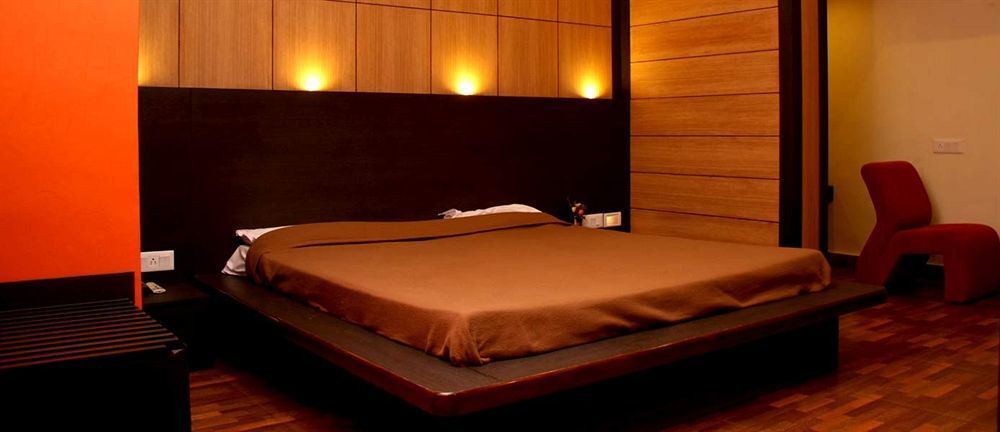 Hotel Trimoorti Kolkata Bagian luar foto