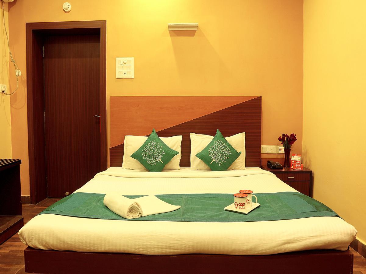 Hotel Trimoorti Kolkata Bagian luar foto