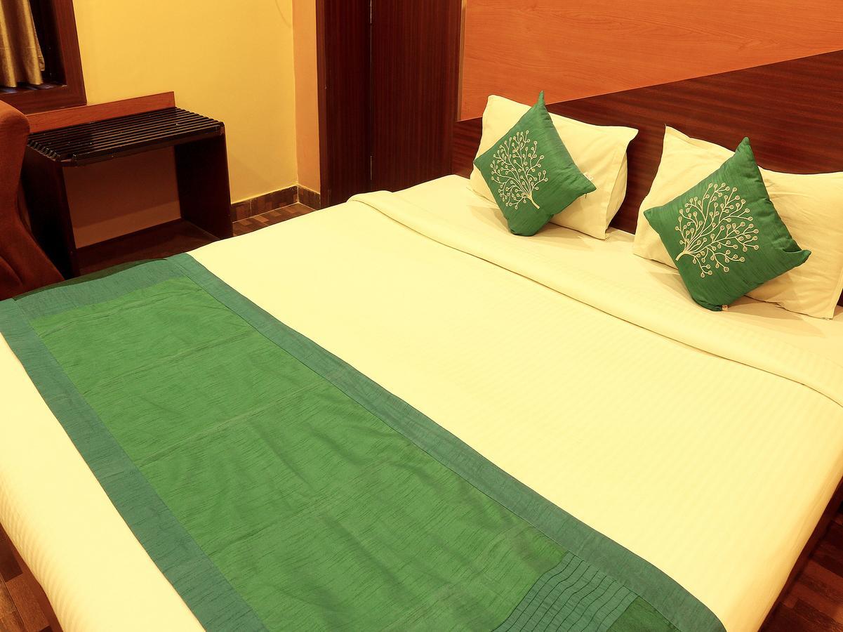 Hotel Trimoorti Kolkata Bagian luar foto