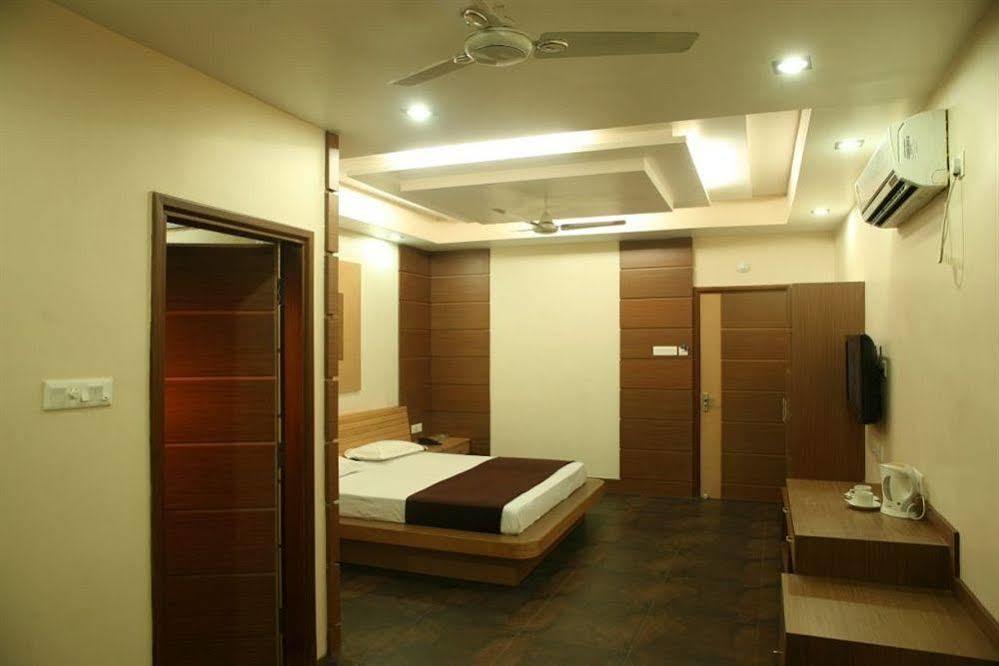 Hotel Trimoorti Kolkata Bagian luar foto