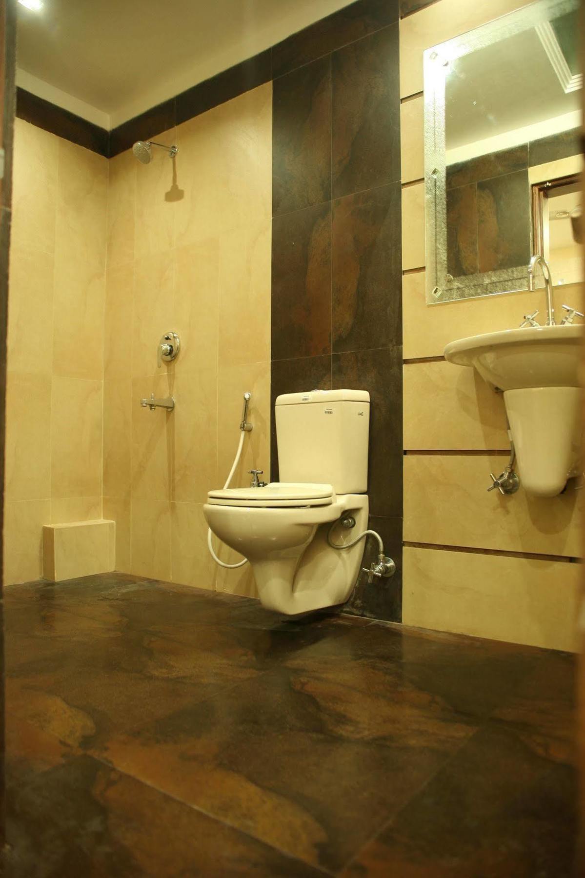 Hotel Trimoorti Kolkata Bagian luar foto