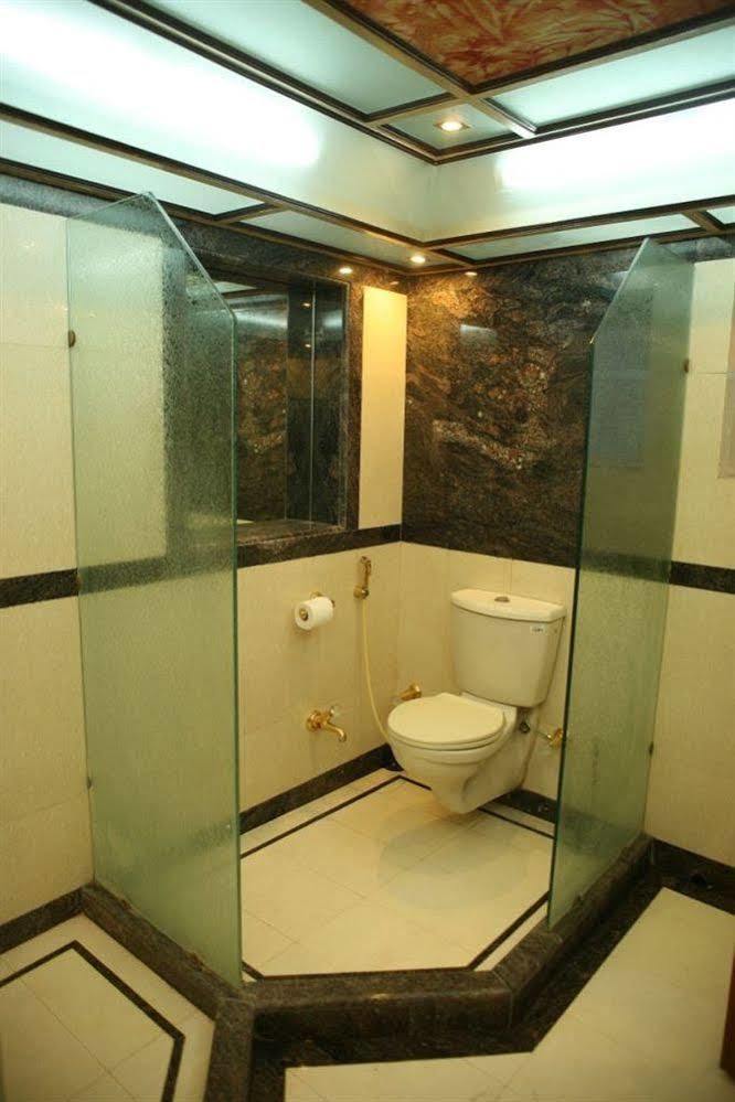 Hotel Trimoorti Kolkata Bagian luar foto