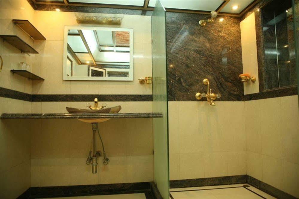 Hotel Trimoorti Kolkata Bagian luar foto
