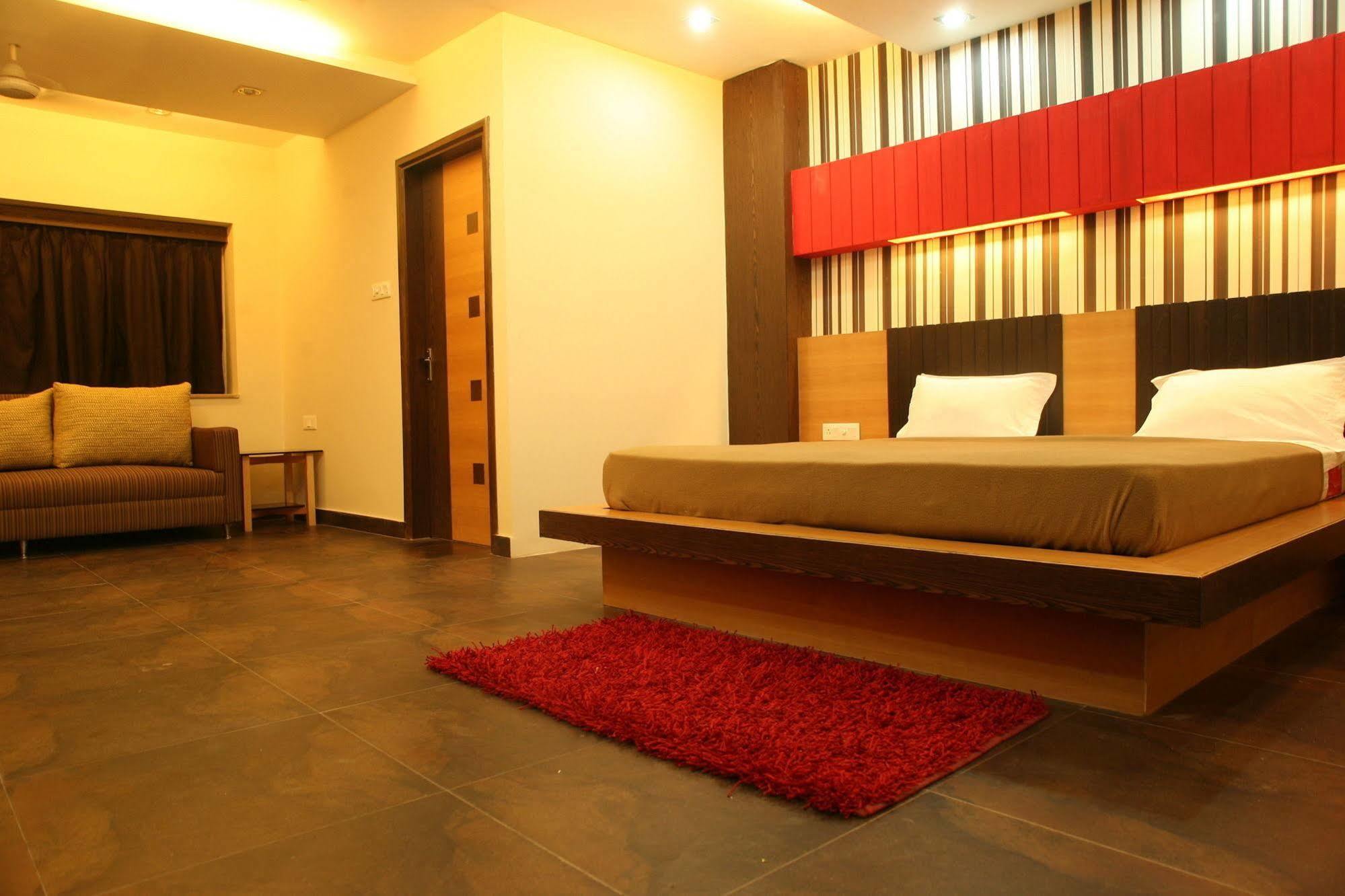 Hotel Trimoorti Kolkata Bagian luar foto