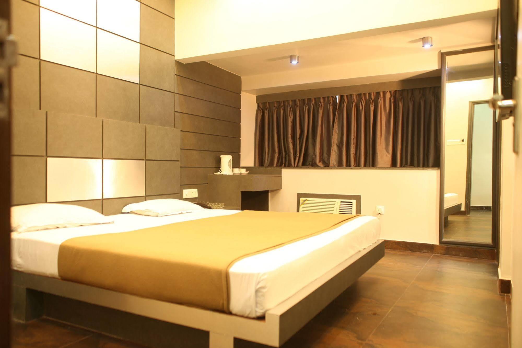 Hotel Trimoorti Kolkata Bagian luar foto
