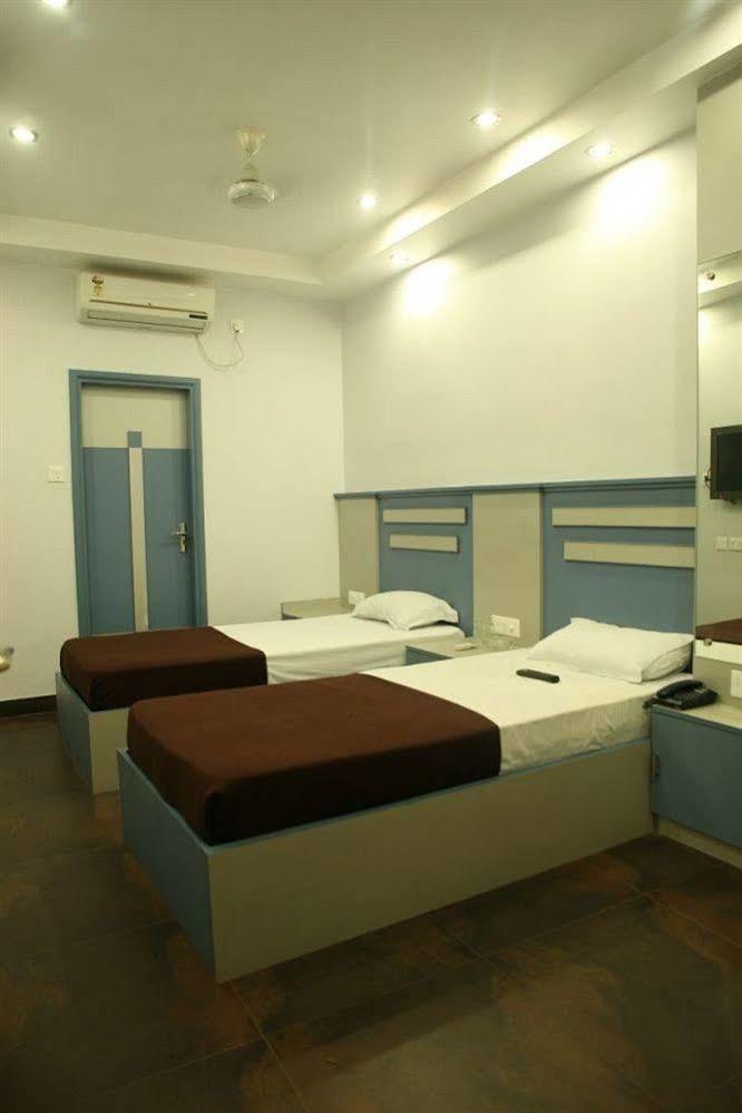 Hotel Trimoorti Kolkata Bagian luar foto
