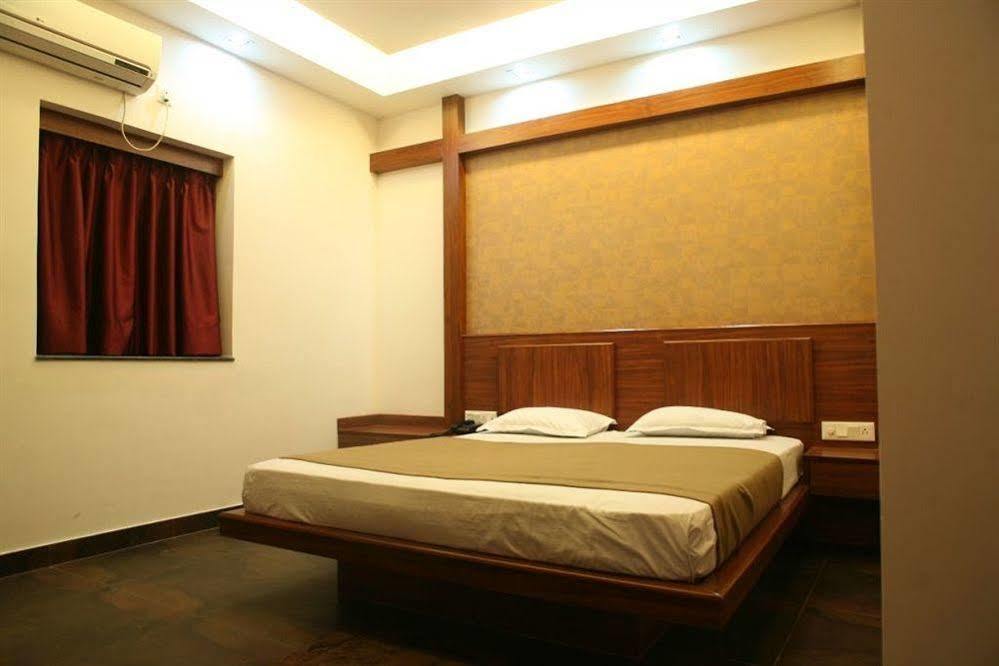 Hotel Trimoorti Kolkata Bagian luar foto
