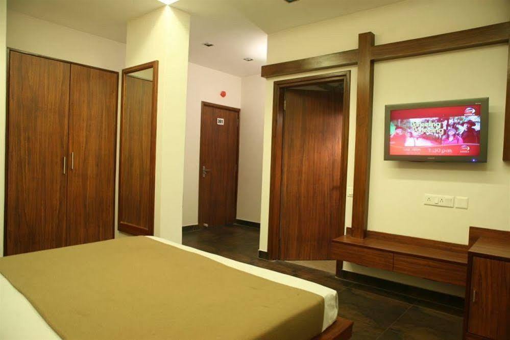 Hotel Trimoorti Kolkata Bagian luar foto