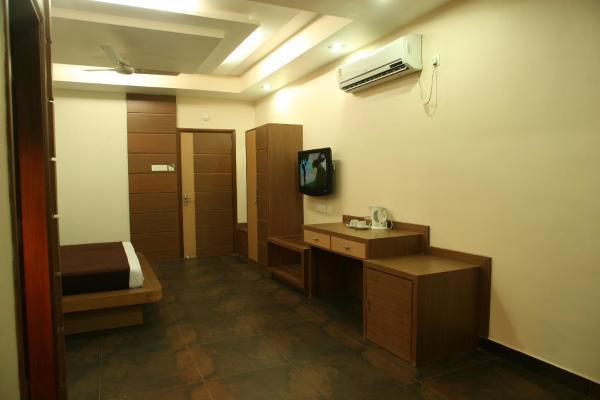 Hotel Trimoorti Kolkata Bagian luar foto
